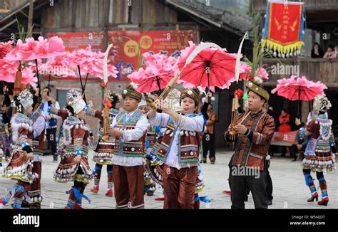 Los Chinos De Etnia Miao Vestidas En Trajes Tradicionales Y Headwears