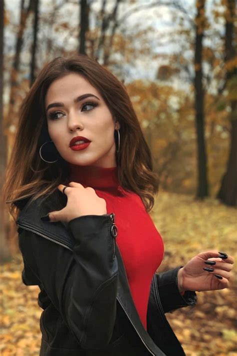 Julia Yo Hazel Eyes Brunette Hair Id