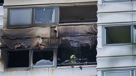 Feuer Im Hochhaus Zwei Menschen Springen In Den Tod