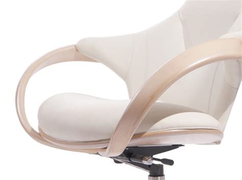 Элегантное кресло с подлокотниками из массива для гостиной