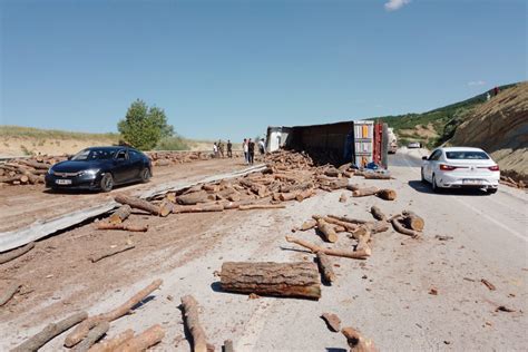 Sivasta tomruk yüklü kamyon devrildi 1 ölü 1 yaralı İhlas Haber Ajansı