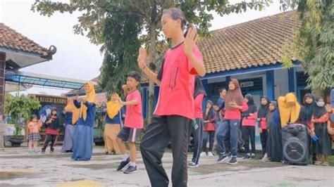 Isi Liburan Sekolah Siswa Di Lereng Merapi Belajar Menari