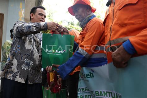 Paket Ramadhan Untuk Petugas Kebersihan Di Banda Aceh ANTARA Foto