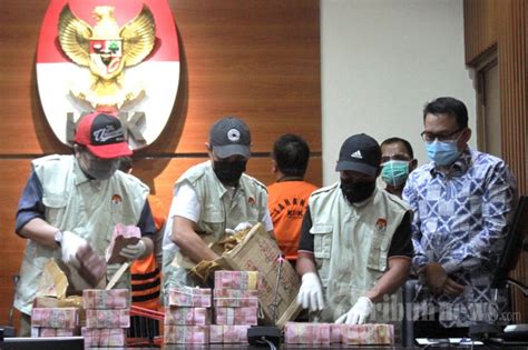 Kpk Tunjukkan Barbuk Ott Bupati Banggai Laut Uang Tunai Rp M Foto