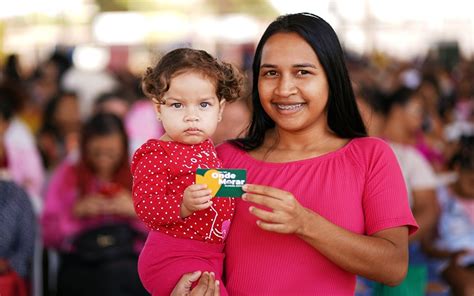 Agehab entrega cartões do Aluguel Social em evento do Goiás Social em