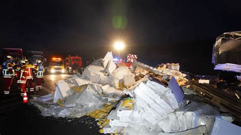 Chicken Wings Auf A8 Verteilt 120 000 Euro Schaden Nach Unfall Bei