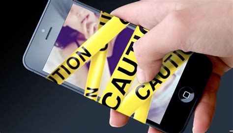 Sexting più di 2 adolescenti su 10 si scambiano foto e video hot sui social Col rischio