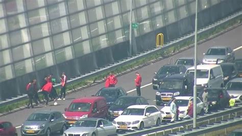 Voetballers Op Vluchtstrook A10 Door Dichte Coentunnel AT5