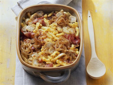 Überbackene Spätzle mit Speck Champignons und Zwiebeln Rezept EAT