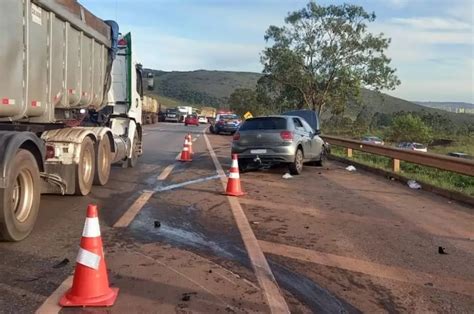 Batida Entre Carreta E Carro Fecha Br Em Nova Lima E Deixa Quatro