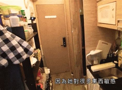 香港小夫妻蜗居9㎡劏房，床上晾衣服柜子后是卫生间，太难了生活