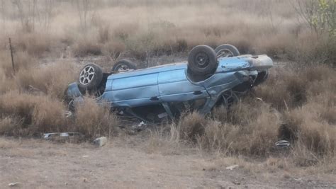 Su vehículo terminó con las llantas hacia arriba a un kilómetro del