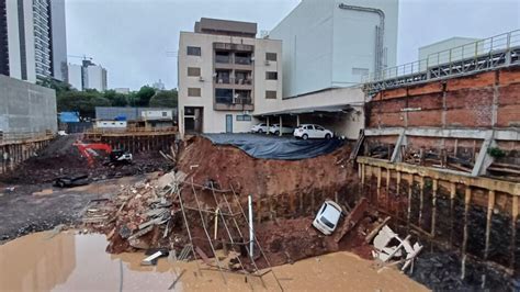 Chuvas em SC deslizamento de terra abre cratera e prédio é evacuado