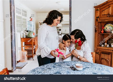 2 072 imágenes de Hija madre abuela latina Imágenes fotos y vectores de stock Shutterstock