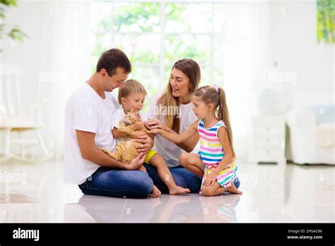 Feliz Familia Joven Con Ni Os En Casa Padre Madre Hija E Hijo