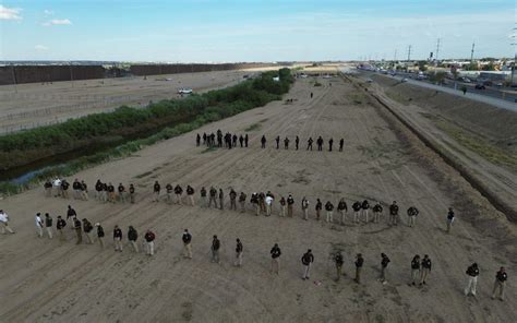 Biden ordena reforzar muro fronterizo donde hay más cruces de migrantes