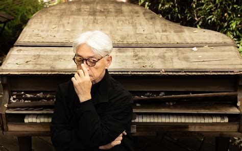 〈坂本龍一さん、71歳で死去〉日本人初のアカデミー作曲賞を受賞することになる音楽家が素足にゴムサンダル、むさくるしい長髪で坂本龍一が「アブ