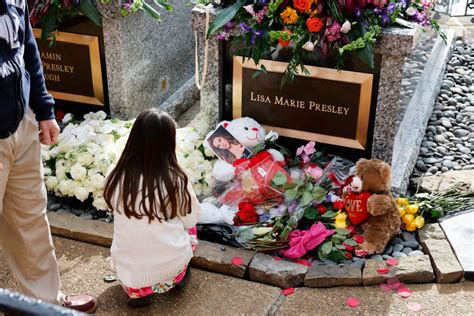 Watch: Lisa Marie Presley’s Graceland Funeral Draws Crowd of Hundreds – This Is Where Elvis Was ...