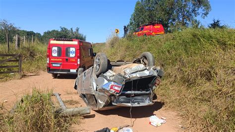 Veículo capota várias vezes e cai em ribanceira na MGC 369 em Gaspar