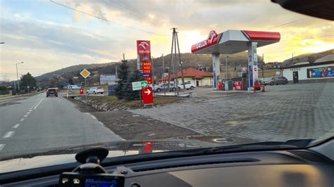 Ceny paliw korki na stacjach paliw wojsko na drogach nie wszędzie