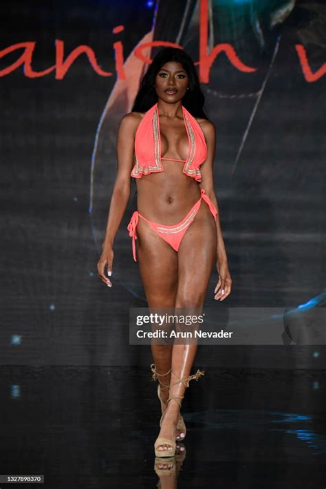 Hot Sexy Elle Monae Bikini Pics