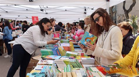 La Rambla Nova de Tarragona viu un matí frenètic de Sant Jordi