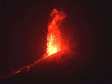 Eruzione L Etna Riesplode Con Una Spettacolare Fontana Di Lava Ed