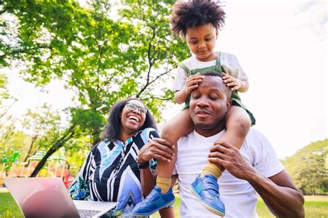 Un Père Afro Américain Qui Donne à Son Fils Un Tour De Dos à La Famille