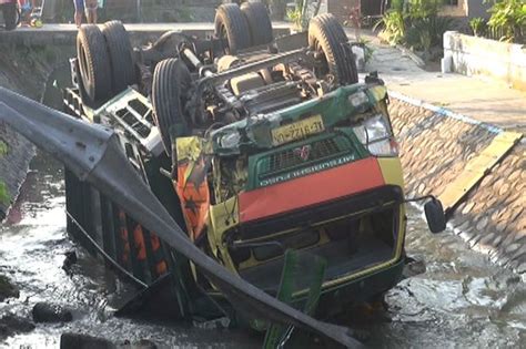 Sopir Mengantuk Truk Angkut Kentang Terjun Ke Sungai