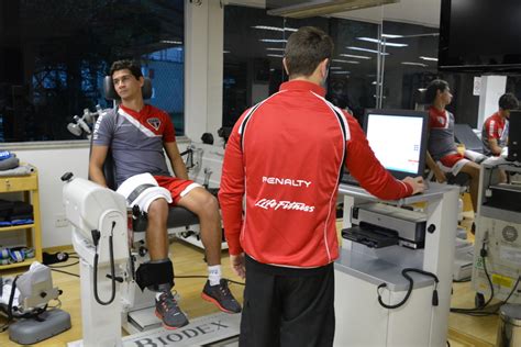 Ganso treina no campo e faz exercícios no aparelho isocinético SPFC