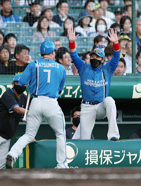 【日本ハム】新庄監督が阪神ユニ姿！甲子園騒然 岡田監督とメンバー表交換 入団当時の背番号63 プロ野球写真ニュース 日刊スポーツ