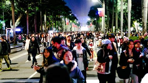 Countdown Fireworks And Walking The Crowd 4k Taipei 101 New Years Eve