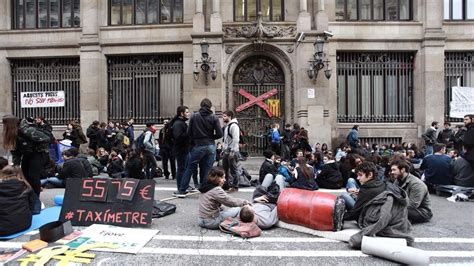 Protesta Estudiantil En Barcelona Por Las Tasas Universitarias