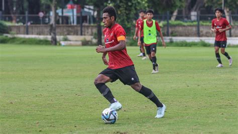 Mengenal Iqbal Gwijangge Pemain Timnas Indonesia U 19 Yang Cetak Brace