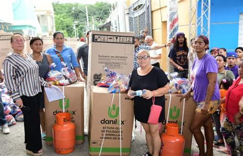 Gobernadora Rosa Santos Entrega Enseres Del Hogar A Damnificados Del