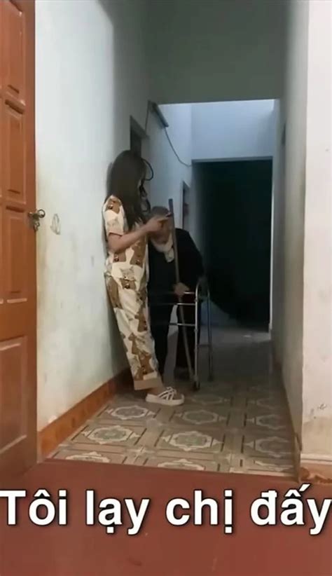 Cháu gái vô cảm nghịch điện thoại để mặc bà cụ khóc lóc van xin sự thật phía sau gây sốc Hot