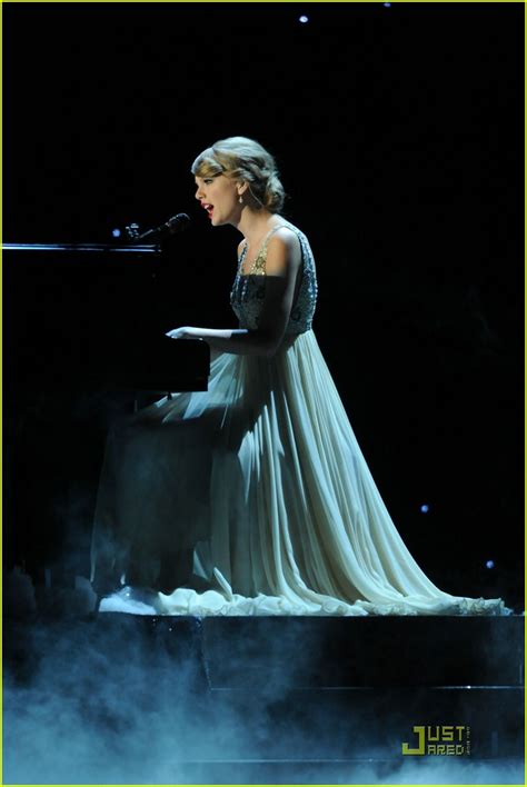 Taylor Swift: 'Back To December' at the AMAs | Photo 394827 - Photo ...