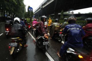 Pengendara Sepeda Motor Masuk Jalan Tol Akibat Banjir Datatempo