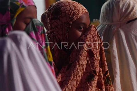 Shalat Tarawih Pertama Di Lokasi Bencana Antara Foto