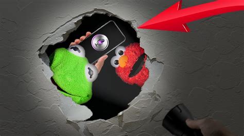 Kermit The Frog and Elmo BREAK a HOLE In a WALL With SIRI!