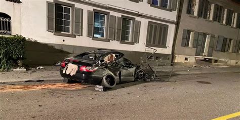 Auto Donnert In Aarburg Ag In Hauswand Fahrer Tot