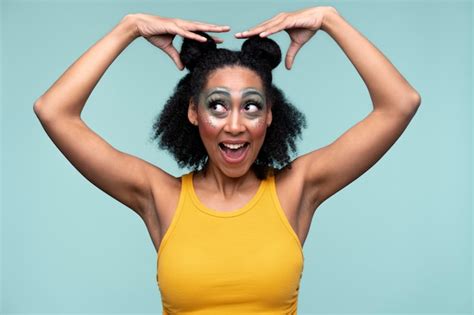 Retrato De Una Mujer Joven Que Est A Punto De Agarrar Sus Mo Os Y