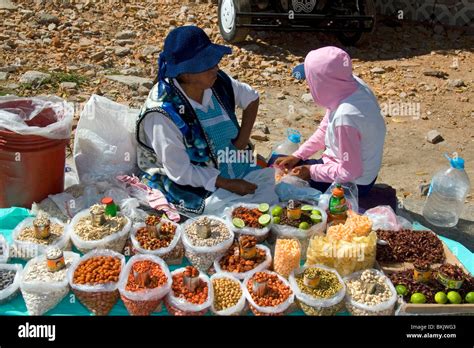 Street food vendors mexico hi-res stock photography and images - Alamy