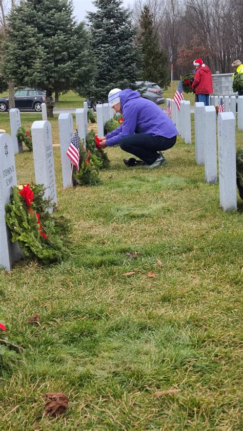 Volunteer Saratoga Natl Cemetery Wreaths Honor Local Veterans