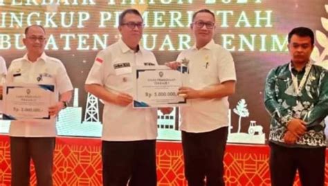 Pj Bupati Dr H Ahmad Rizali Ma Serahkan Penghargaan Kinerja Terbaik