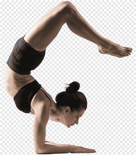 Mulher equilibrando seu corpo usando os braços ioga acrobática