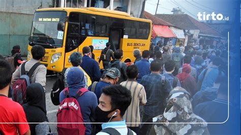 Bus Bantuan Urai Kepadatan Penumpang KRL Di Stasiun Bogor