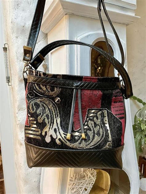 Sac Bamba en simili noir et jacquard rouge et doré cousu par Dominique