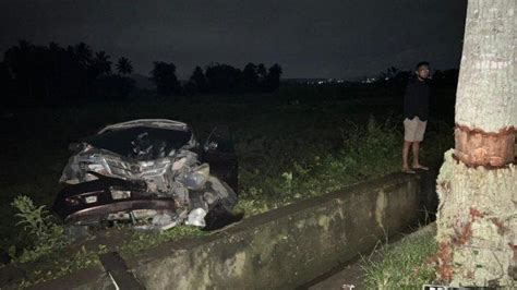 Sopir Minibus Tewas Setelah Mobil Yang Dikendarainya Tabrak Pohon Di