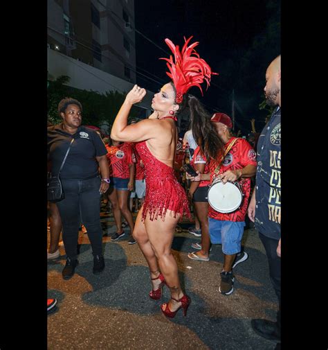 Foto Viviane Araújo deixou as pernas definidas à mostra em look no 1º